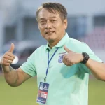 HLV Nguyễn Văn Đàn, trợ lý cũ của Park Hang Seo, bị cấm chỉ đạo 3 trận vì sự cố lăng mạ trọng tài gây sốc 1