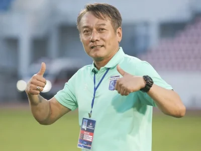HLV Nguyễn Văn Đàn, trợ lý cũ của Park Hang Seo, bị cấm chỉ đạo 3 trận vì sự cố lăng mạ trọng tài gây sốc