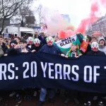 CĐV Man United 'hóa hề' biểu tình dữ dội, chỉ trích Glazer và Sir Jim Ratcliffe 1