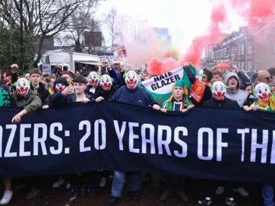 CĐV Man United ‘hóa hề’ biểu tình dữ dội, chỉ trích Glazer và Sir Jim Ratcliffe