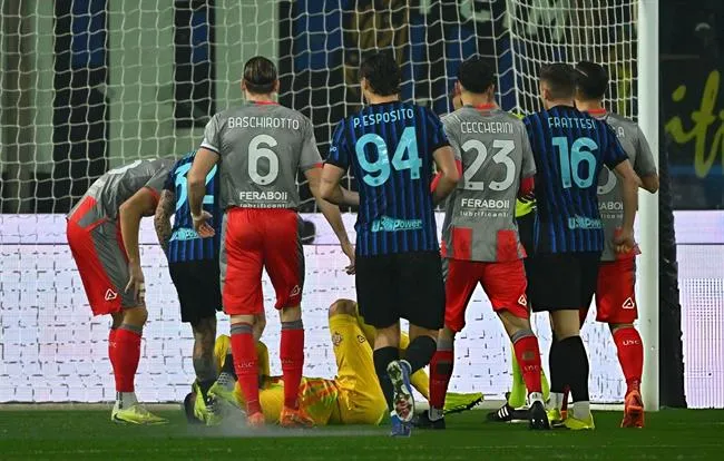 CĐV Inter Milan mất ngón tay vì ném pháo vào thủ môn Indonesia 1